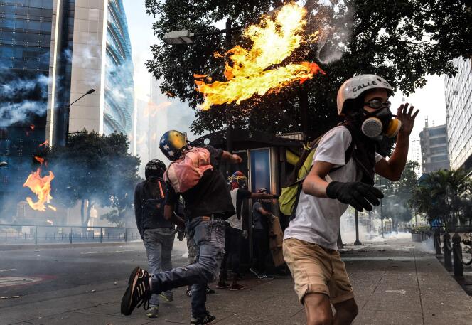 Affrontements entre les manifestants et les forces armées, à Caracas (Venezuela), le 20 mai.