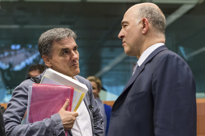 Le commissaire européen aux affaires économiques, Pierre Moscovici (à droite), et le ministre des finances grec, Euclide Tsakalotos, à Bruxelles, le 22 mai 2017.