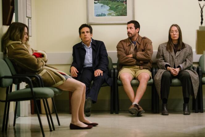 De gauche à droite : Grace Van Patten, Ben Stiller, Adam Sandler et Elizabeth Marvel dans le film américain de Noah Baumbach, « The Meyerowitz Stories (New and Selected) ».