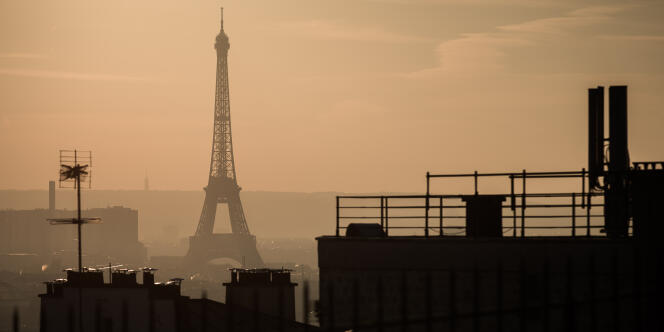 La tour Eiffel dans un nuage de pollution, le 4 décembre 2016, à Paris.