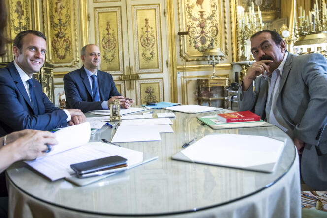 « Le référendum d’entreprise autorise le contournement total des syndicats pour élaborer des accords d’entreprise (Emmanuel Macron reçoit Philippe Martinez (CGT), au Palais de l’Elysée, le 23 mai 2017).