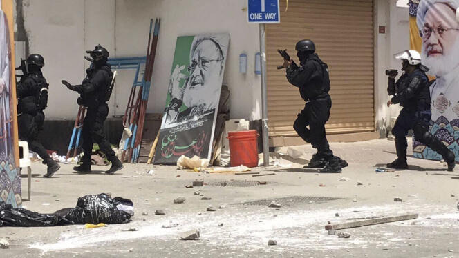Les forces de sécurité lors d’un raid à Diraz, à Bahreïn, le 23 mai.