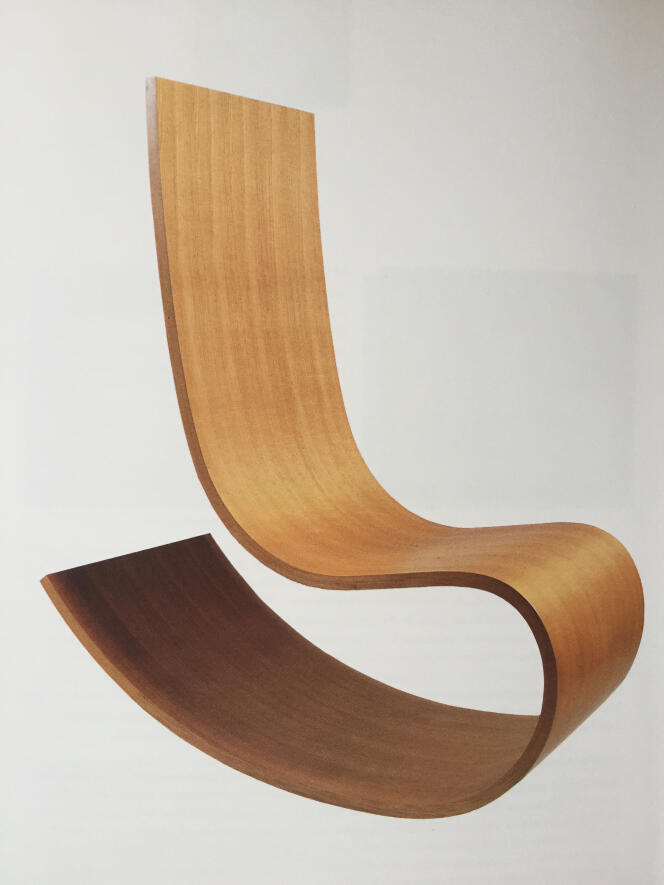 Rocking-chair en bois de merisier de Richard Peduzzi (Atelier de recherche et de création du Mobilier national, 1992).