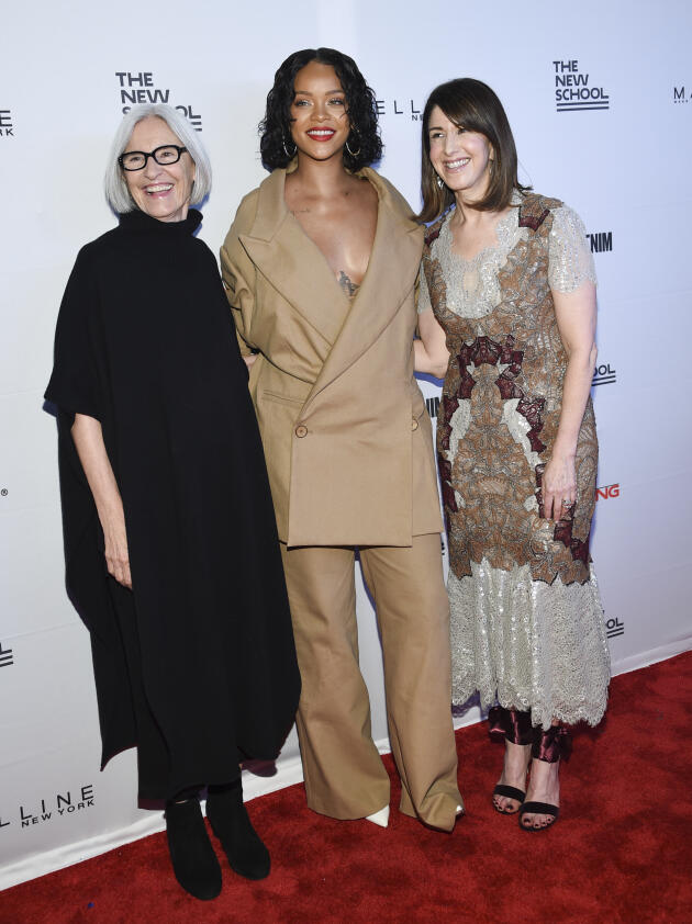 Très impliquée dans le développement durable, la styliste Eileen Fisher (à g., avec Rihanna et Neiman Marcus, le patron de Karen Katz, le 22 mai à New York) a  déclaré vouloir « aider à créer une économie mondiale qui bénéficie aux gens et à la planète ».