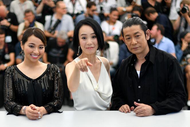 De gauche à droite : l’actrice Ayame Misaki, la réalisatrice Naomi Kawase et l’acteur Masatoshi Nagase pour le film « Vers la lumière » (« Hikari ») au 70e Festival de Cannes, le 23 mai 2017.