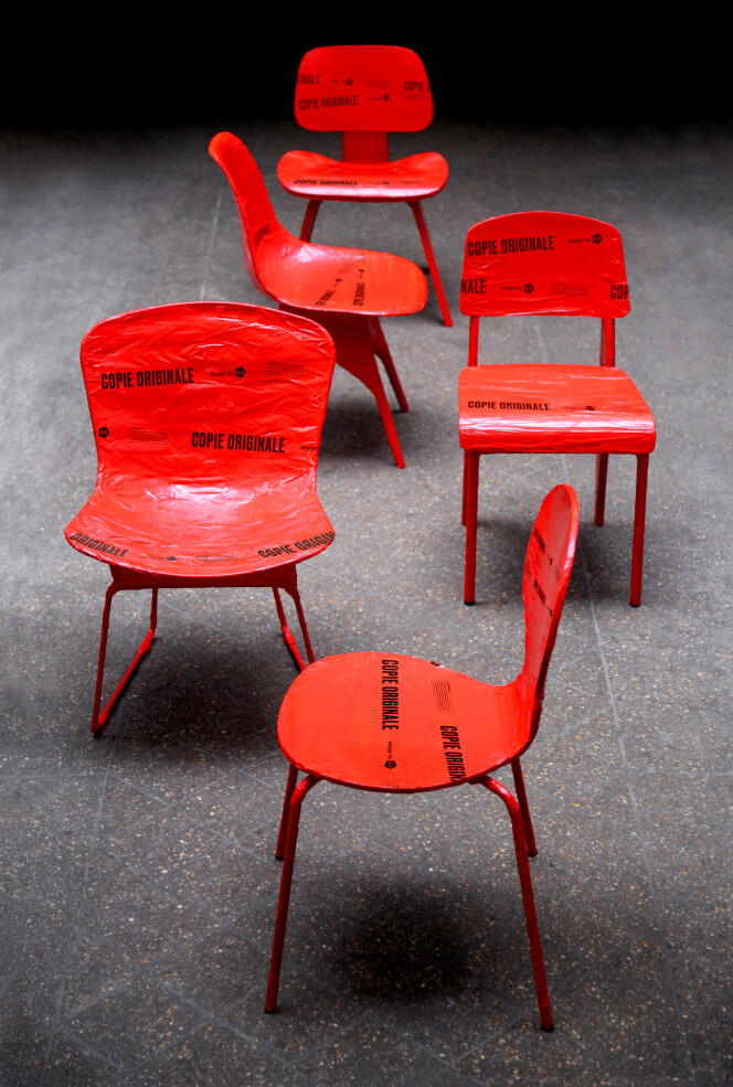 Des copies de chaises « dans le style de... » Le Corbusier, Charlotte Perriand, Jean Prouvé... enrubannées par les 5.5 designers pour dénoncer les contrefaçons.