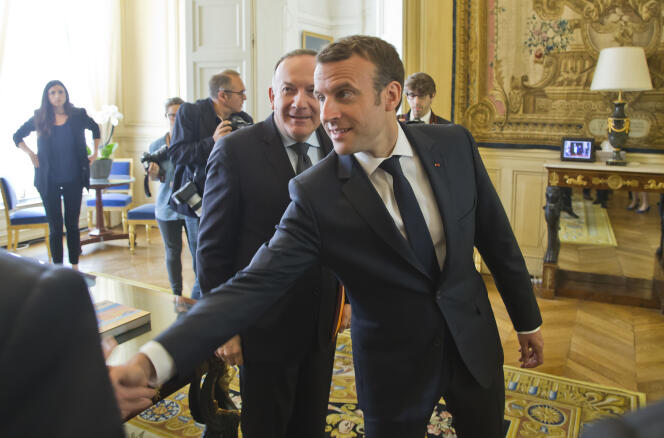 « Une réforme du code du travail ne peut non plus se faire sans concertation préalable avec les partenaires sociaux ». (Photo : Le président Emmanuel Macron rencontre le président du Medef Pierre Gattaz, au Palais de l’Elysée, à Paris, le mardi 23 mai).