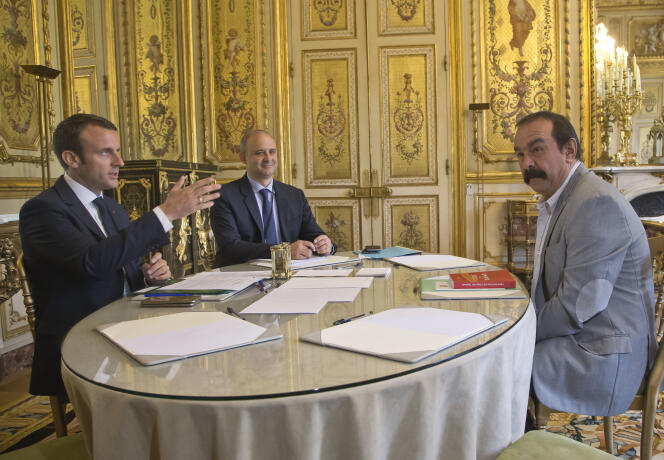 Le président de la République, Emmanuel Macron, et le numéro un de la CGT, Philippe Martinez, le 23 mai à l’Elysée.