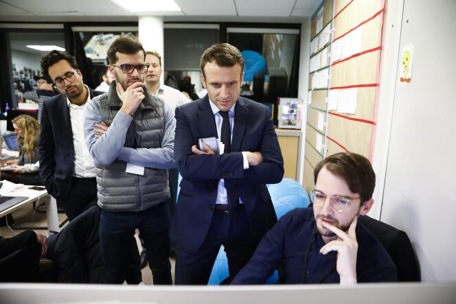 Emmanuel Macron, Ismaël Emelien, Mounir Mahjoubi et le graphiste Thibault Caizergues regardent le nouveau site Internet d’En Marche !, à Paris, le 2 février.