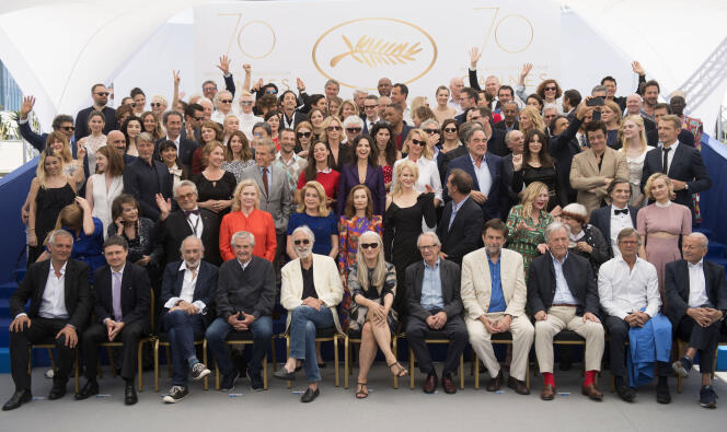 La photo de famille avec cinéastes, acteurs et actrices des précédentes éditions pour célébrer le 70e anniversaire du Festival de Cannes, le 23 mai 2017.