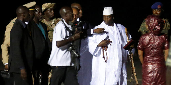 L’ancien président gambien Yahya Jammeh, à l’aéroport de Banjul, le 21 janvier 2017, lors de son départ pour la Guinée équatoriale.