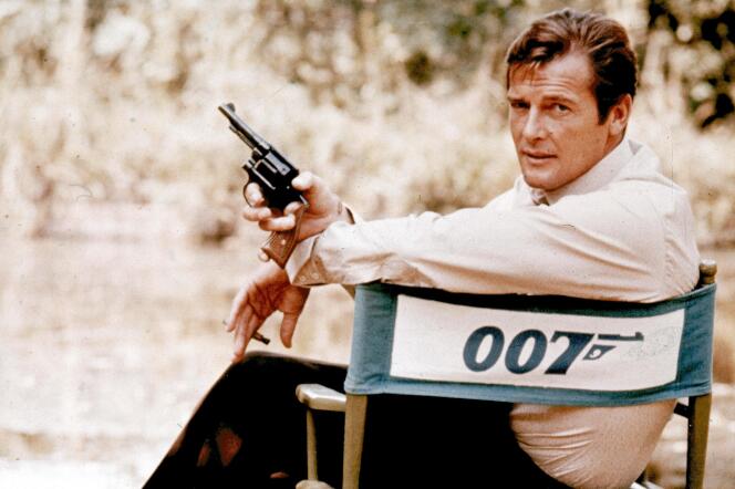 Roger Moore joue le rôle de James Bond en 1972 en Angleterre.