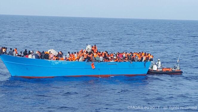 Des gilets de sauvetage sont distribués aux migrants secourus.