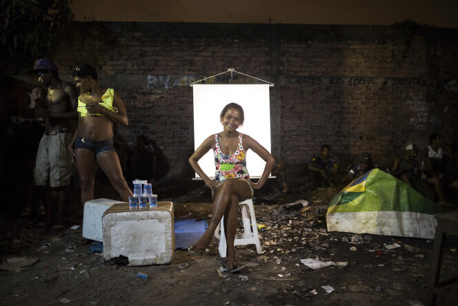 Mars 2015, dans un « Cracolandia » de Rio de Janeiro. Carla Cristina, 26 ans, vend des canettes d’eau en aluminium que les crackeurs utilisent ensuite pour se fabriquer des pipes et fumer leur drogue.
