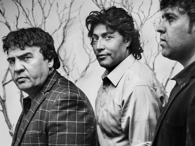 De gauche à droite  : le réalisateur Salim Shaheen, les acteurs Qurban Ali et Farid Mohibi à Cannes, le 22 mai 2017.