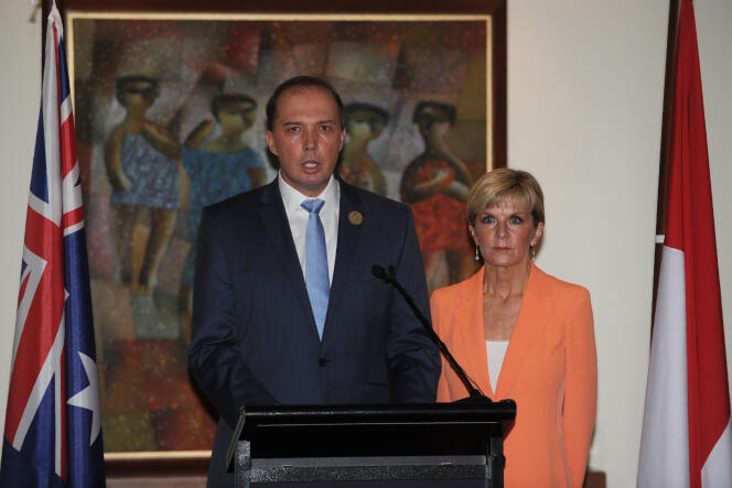 Le ministre de l’immigration australien, Peter Dutton, et sa collègue des affaires étrangères, Julie Bishop, lors d’une conférence de presse à Nusa Dua, sur l’île de Bali (Indonésie), le 23 mars 2016.