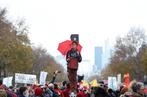 ALAIN JOCARD / AFP Un militant tient une pancarte « Je suis le climat », lors de la COP21 à Paris en 2015.