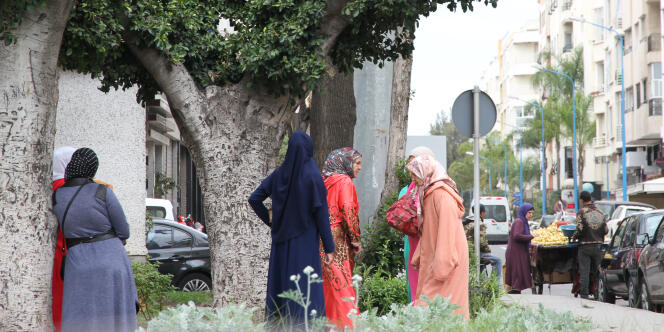 Des domestiques dans le petit parc du quartier Aïn Chock, à Casablanca, au Maroc, en mai 2017.