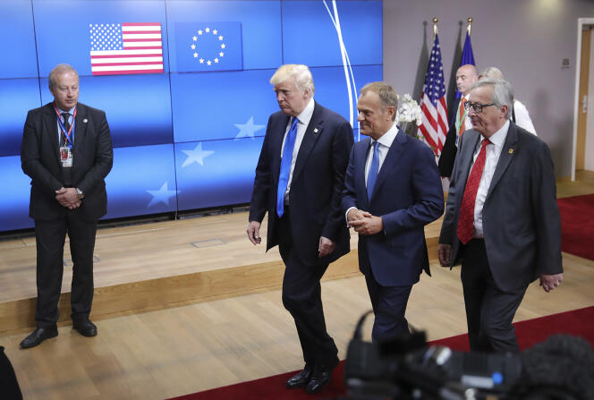 Le président américain Donald Trump, avec Donald Tusk,  président du Conseil européen, et Jean-Claude Juncker, président de la Commission européenne, à l’OTAN (Bruxelles), le 25 mai.