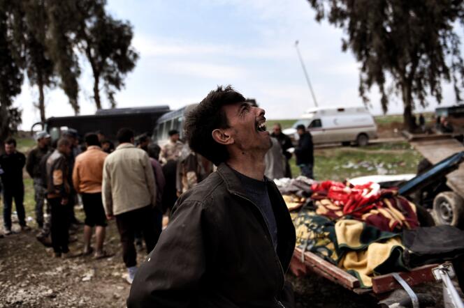 Un homme criant après l’attaque américaine à l’est de Mossoul, le 17 mars.