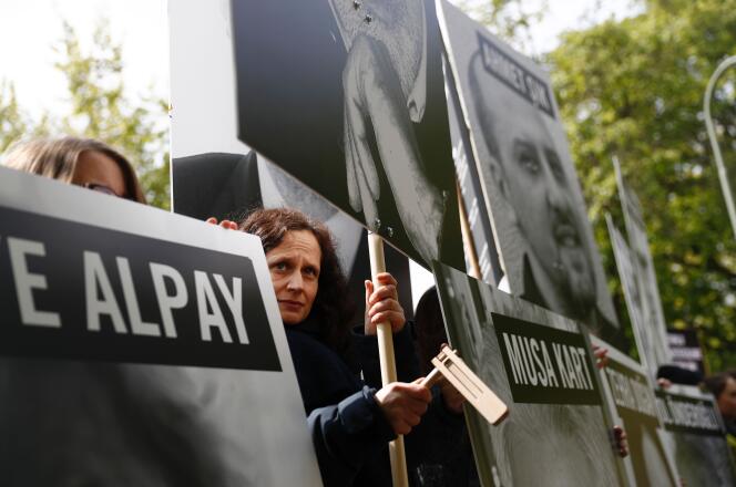 Des manifestants brandissent les portraits de journalistes emprisonnés en Turquie, devant l’ambassade turque à Berlin, le 3 mai.