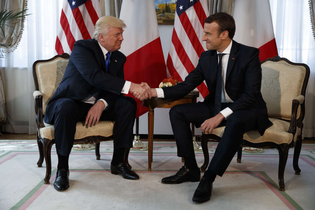 Poignée de main entre le président américain Donald Trump et Emmanuel Macron à l’ambassade ambassade américaine de Bruxelles, le 25 mai 2017.
