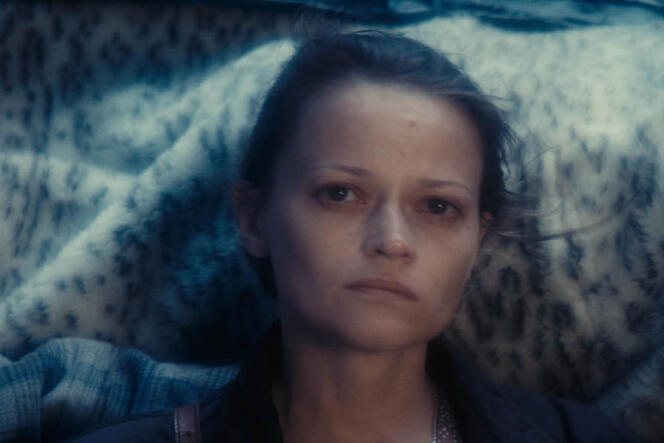 Vasilina Makovtseva dans le film letton et français de Sergei Loznitsa, « Une femme douce » (« Krotkaya »/« A Gentle Creature »).