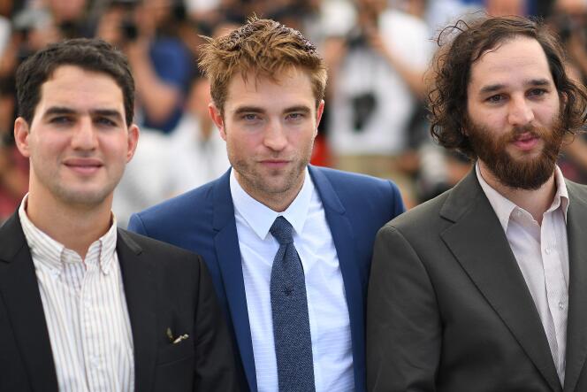 De gauche à droite : le réalisateur et acteur Benny Safdie, l’acteur Robert Pattinson et le réalisateur Josh Safdie pour le film « Good Time » au 70e Festival de Cannes, le 25 mai 2017.
