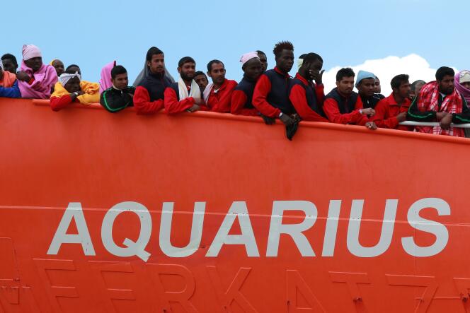 L’« Aquarius », affrété par l’ONG SOS-Méditerrannée, a dû parcourir plusieurs centaines de milles de plus que d’ordinaire afin de débarquer vendredi à Salerne (Campanie) les migrants secourus en mer mardi et mercredi dernier.