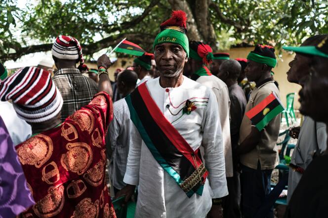 Des vétérans de la guerre civile nigériane, portant le drapeau rouge, noir et vert du Biafra, s’apprêtent à être reçus par le militant politique et dirigeant du Mouvement pour les peuples indigènes du Biafra (IPOB), Nnamdi Kanu, à Umuahia (sud-est), le 26 mai.