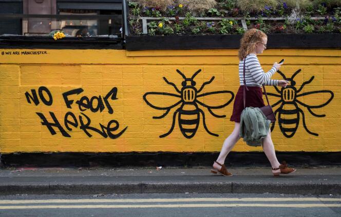 Un graffiti dans le centre de Manchester, endeuillée par un attentat, lundi 22 mai.