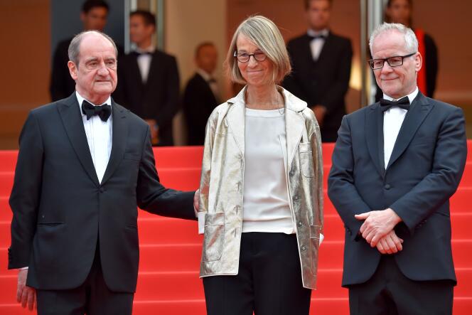 La ministre de la culture Françoise Nyssen entourée du président du Festival de Cannes, Pierre Lescure (à gauche), et du délégué général, Thierry Frémaux, sur les marches du Palais des festivals au 70e Festival de Cannes, le 26 mai 2017.