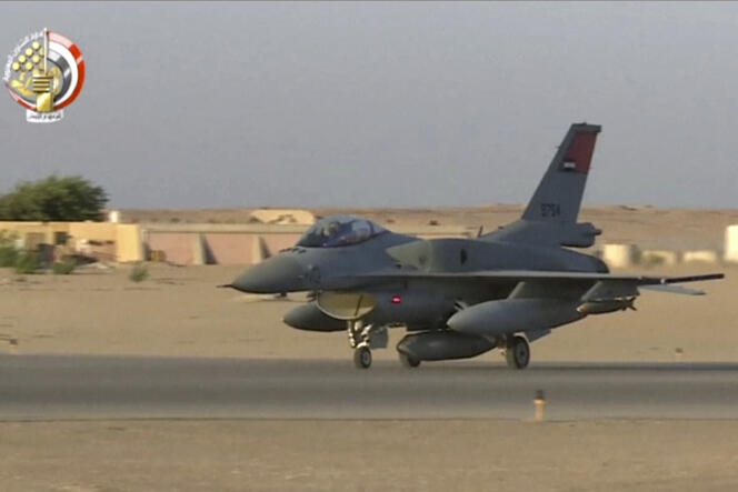 Un avion s’apprête à décoller d’une base égyptienne pour frapper des djihadistes qui se trouveraient à Derna, en Libye, le 26 mai.