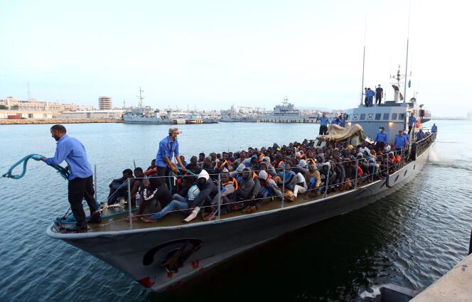 Des migrants secourus en Méditerranée par les gardes-côtes libyens sont reconduits à Tripoli vendredi 26 mai 2017.