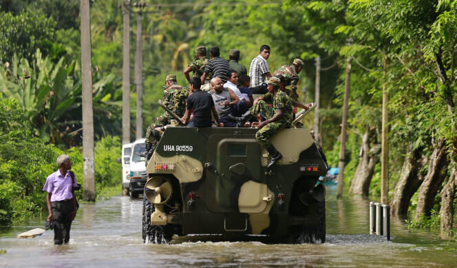 L’armée sri-lankaise a mobilisé des hélicoptères, des bateaux et des véhicules amphibies pour porter assistance aux sinistrés.