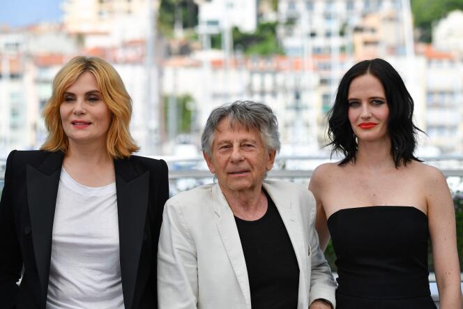 Le cinéaste Roman Polanski entouré par les actrices Emmanuelle Seigner (à gauche) et Eva Green pour le film « D’après une histoire vraie » au 70e Festival de Cannes, le 27 mai 2017.