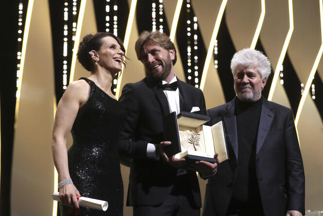 Le réalisateur Ruben Ostlund, dont le film « The Square » a remporté la Palme d’or, entouré de la comédienne Juliette Binoche et du réalisateur Pedro Almodovar.