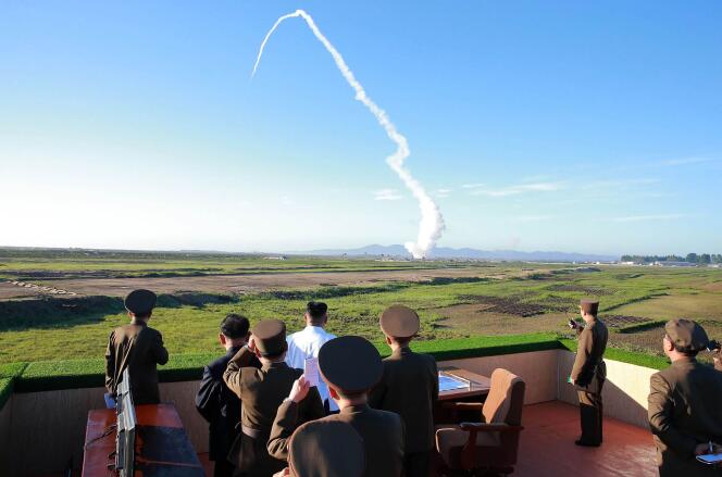 Le leader nord-coréen Kim Jong-un supervise un tir de missile antiaérien organisé par l’Académie des sciences de la défense nationale. Image non datée, diffusée par KCNA, l’agence de presse officielle du régime, le 28 mai 2017.