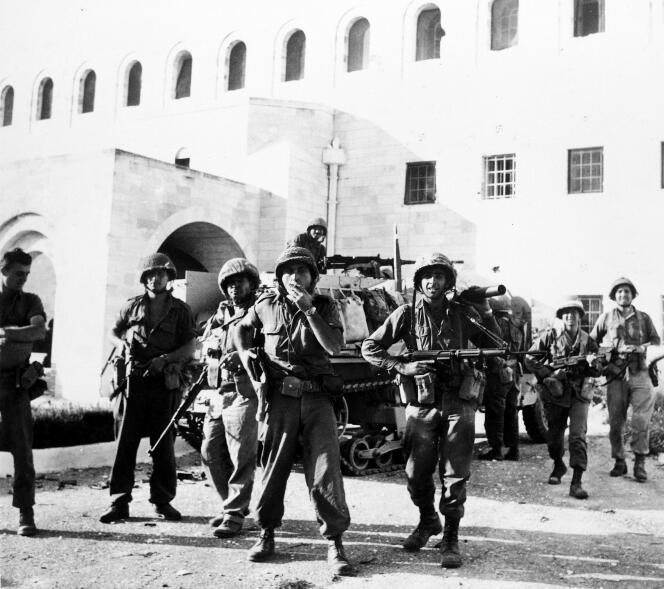 Des soldats israéliens dans la vieille ville de Jérusalem, jusqu’ici aux mains des Jordaniens, le 6 juin 1967.