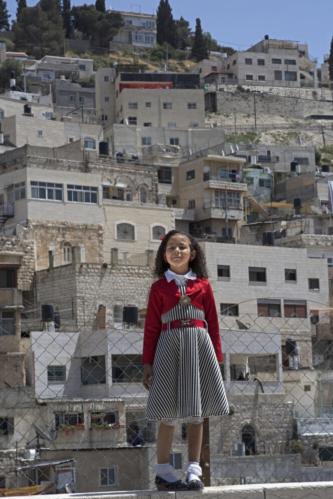 Une écolière de Silwan, Jérusalem-Est. Tous les jours, elle monte une centaine de marches pour se rendre à l’école.