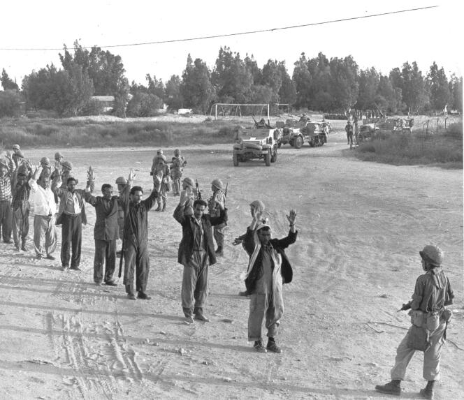 Des soldats égyptiens capturés par Tsahal, le 6 juin 1967.