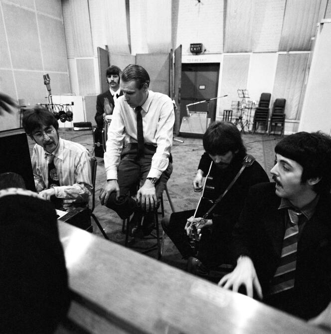 Les Beatles en studio, à Abbey Road, avec leur producteur Georges Martin, en 1967.