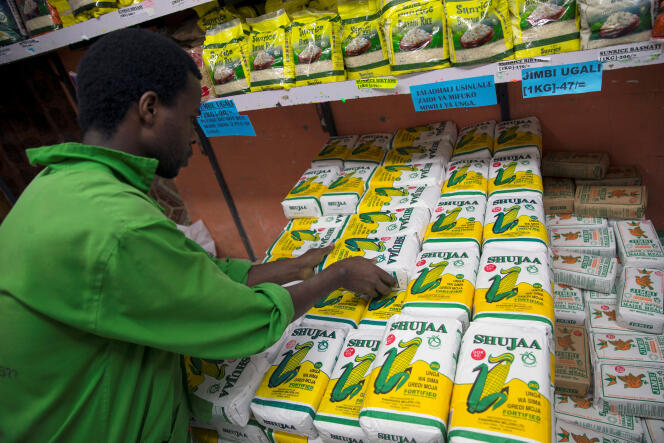 Réapprovisionnement d’un supermarché de Nairobi en farine de maïs, le 24 mai 2017.