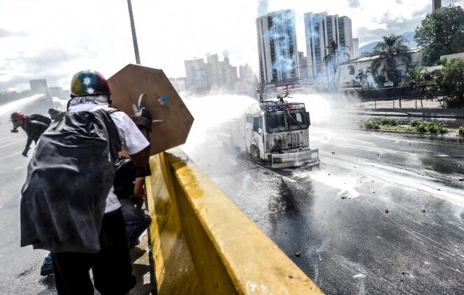 Un affrontement au jet d’eau entre des manifestants et la police, à Caracas, lundi 29 mai.