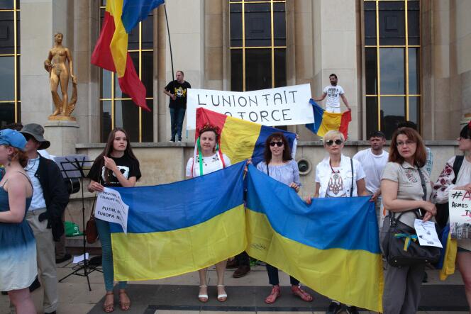 Des manifestants anti-Poutine brandissent des drapeaux ukrainiens et roumains, dimanche 28  mai au Trocadéro, à Paris.