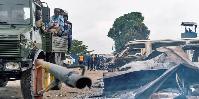 Des véhicules brûlés devant l’entrée de la prison de Makala, à Kinshasa, après l’attaque qui a permis à plusieurs milliers de détenus de s’évader dans la nuit du 16 au 17 mai 2017, dont le parlementaire Ne Muanda Nsemi.