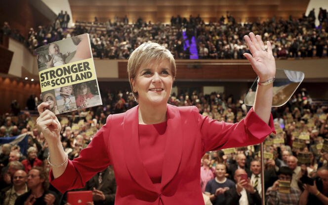 La première ministre écossaise, Nicola Sturgeon, pose avec un exemplaire du programme de sa formation, le Parti national écossais (SNP), en vue des élections législatives britanniques du 8 juin, à Perth (sud-est de l’Ecosse), le 30 mai.