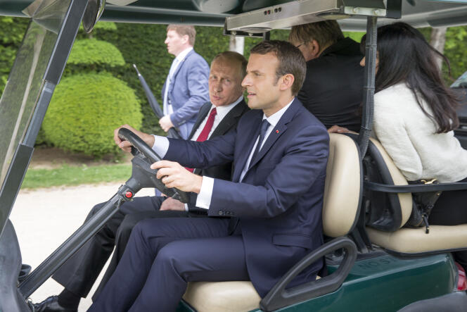« La première séquence diplomatique d’Emmanuel Macron a été unanimement saluée. Poignée de main virile avec Trump, réception franche de Poutine à Versailles… Il s’inscrit dans le réalisme dont il se réclamait durant la campagne » (Emmanuel Macron reçoit Vladimir Poutine au château de Versailles, le 29 mai).