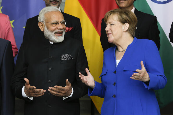 « Une certaine idée de l’Inde, qui a dominé ces soixante-dix dernières années, est en train de mourir sans que l’Europe s’en émeuve ».(Photo : Le premier ministre indien Narendra Modi rencontre la chancelière allemande Angela Merkel lors de la première étape de sa tournée européenne. A Berlin, le mardi 30 mai).