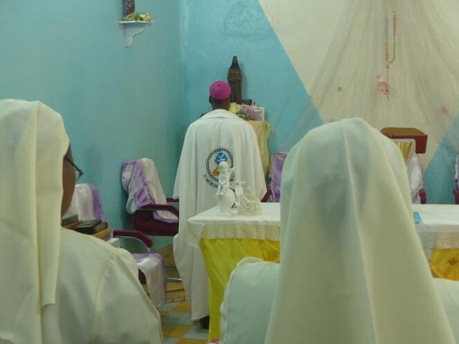 Mgr Jean Zerbo implorant la Vierge dans sa chapelle à l’archevéché de Bamako, samedi 14 mai 2017.